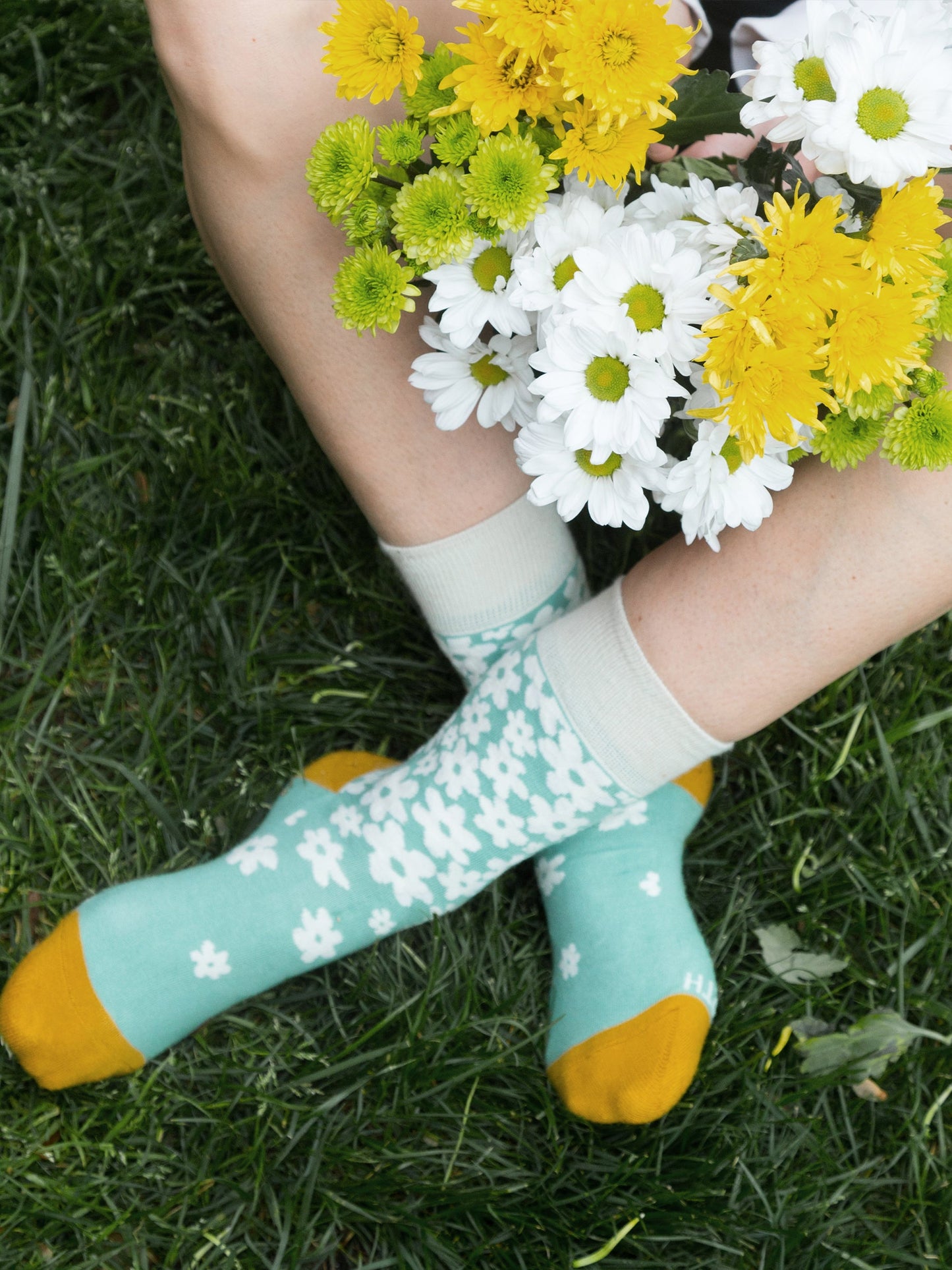 flower power socks by happy earth